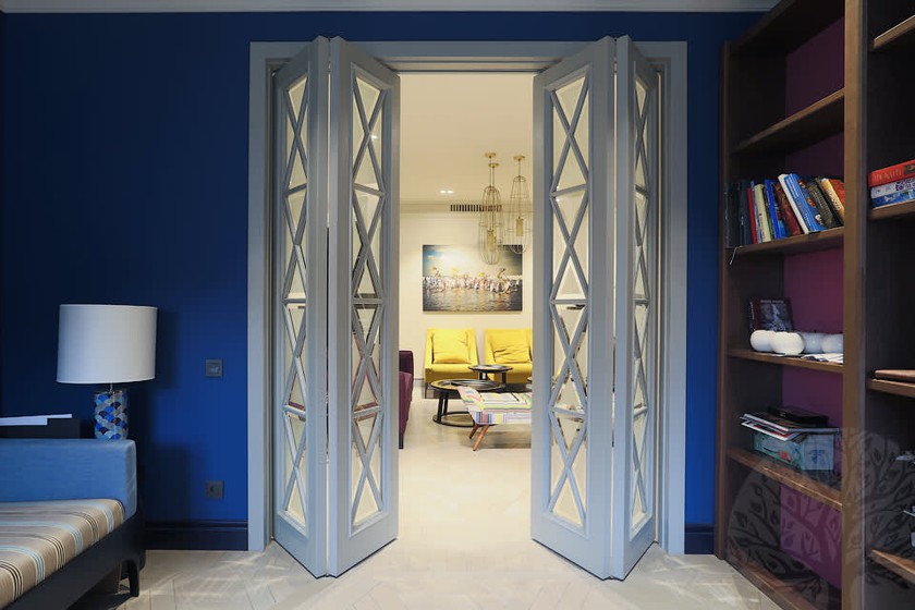 Двери гармошка  для гостиной со стеклами с разделителями Балаково
