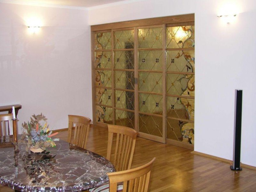 Перегородка для гостиной с цветным стеклом и декоративными вставками Балаково