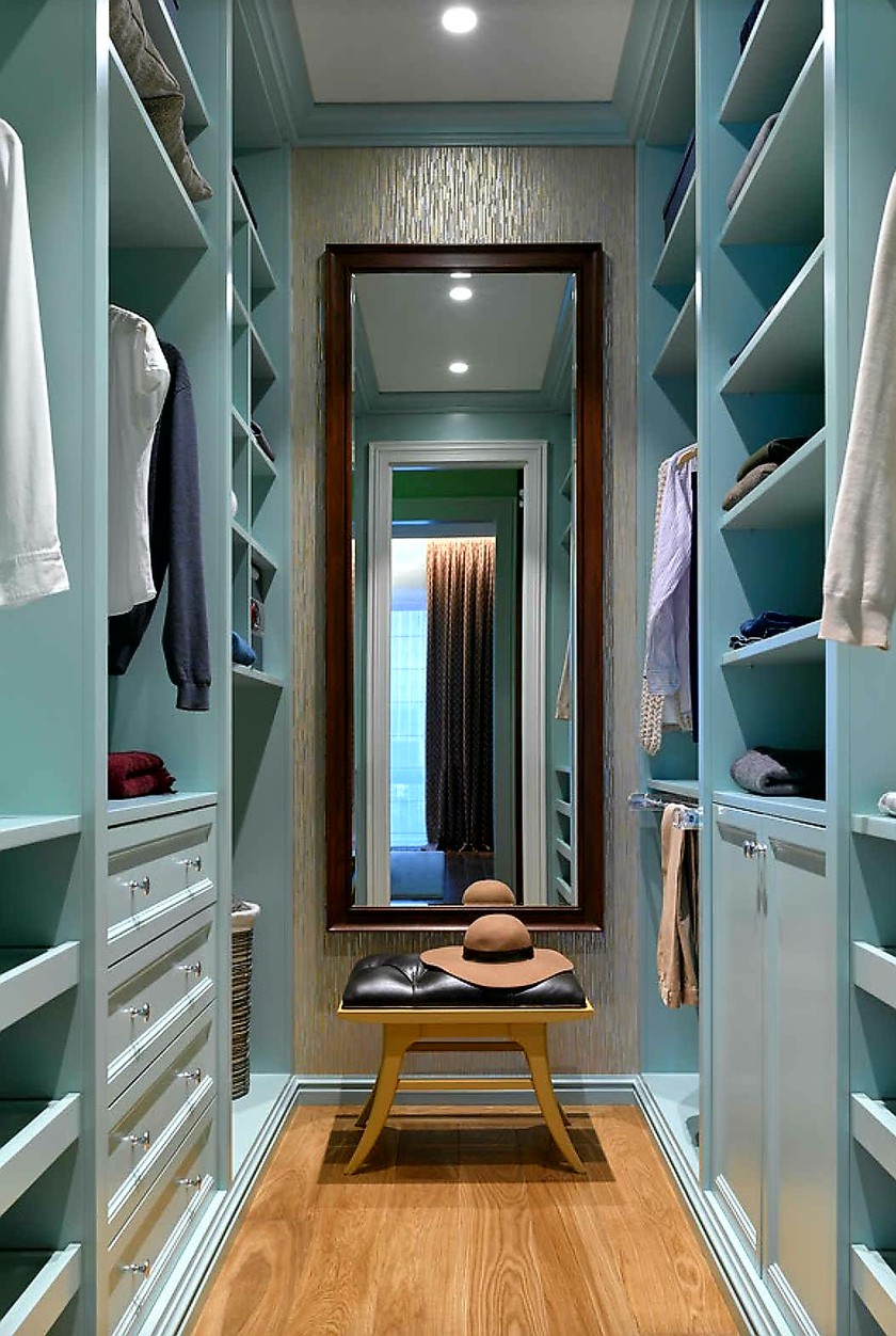 Параллельная гардеробная комната с большим зеркалом Балаково