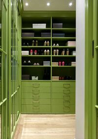 Г-образная гардеробная комната в зеленом цвете Балаково