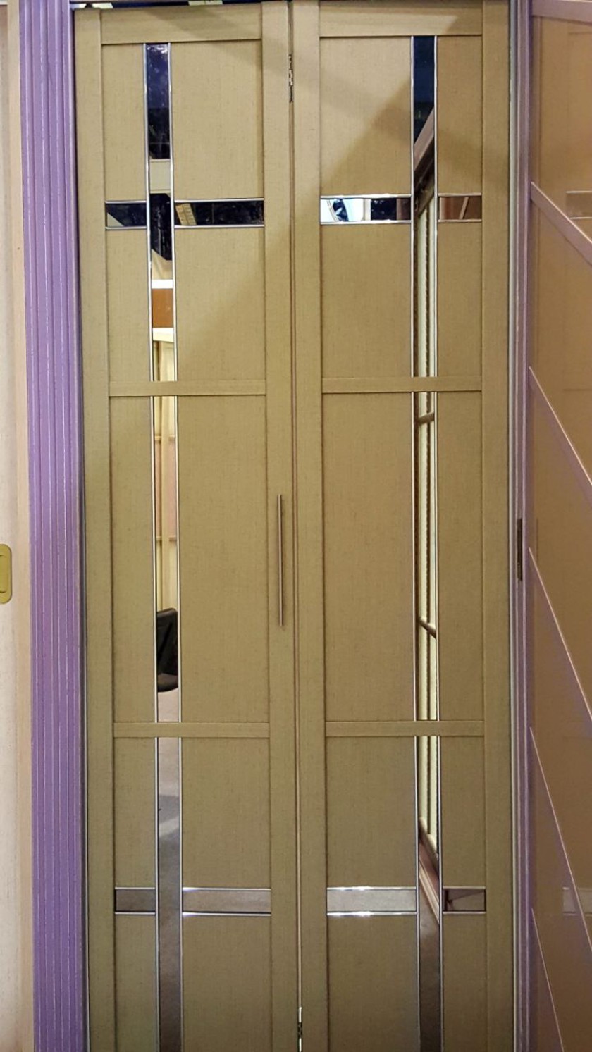 Двери гармошка шпонированные с зеркальным декором Балаково