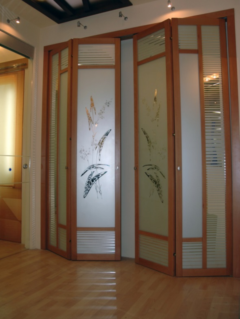 Широкие двери гармошка с матовым стеклом и рисунком Балаково