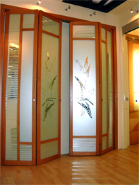 Двери гармошка с матовым рисунком цветок Балаково