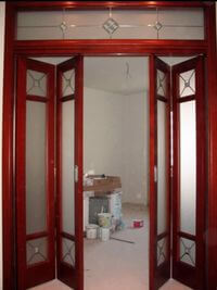 Дверь гармошка с декоративными стеклянными вставками Балаково
